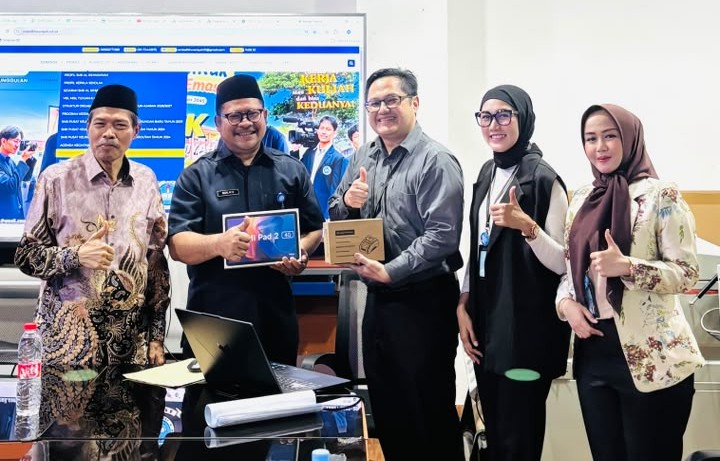 Sinergi Hebat Hari Kedua MPLS: SMK Al Ikhwaniyah Gandeng Bank BJB, Dorong Literasi Keuangan dan Digitalisasi Bank Mini Sinergi Hebat Hari Kedua MPLS: SMK Al Ikhwaniyah Gandeng Bank BJB, Dorong Literasi Keuangan dan Digitalisasi Bank Mini